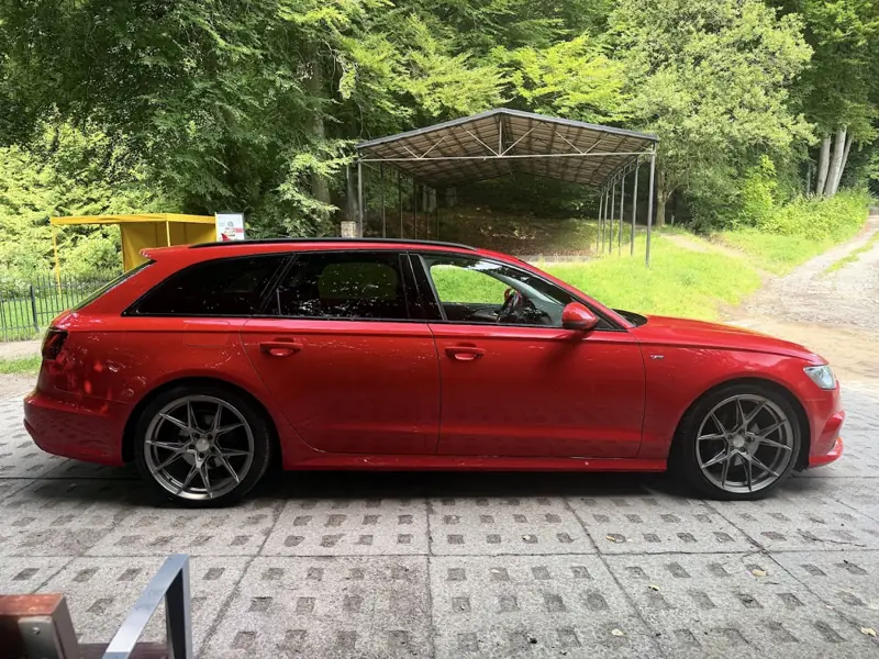 Czerwone Audi kombi — auto odkupione w Gdańsku, widok z boku