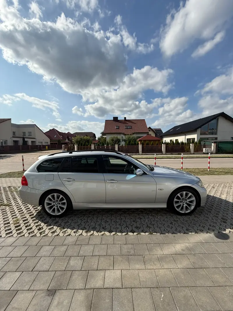 Srebrne BMW kombi — auto odkupione w Gdyni, widok z boku