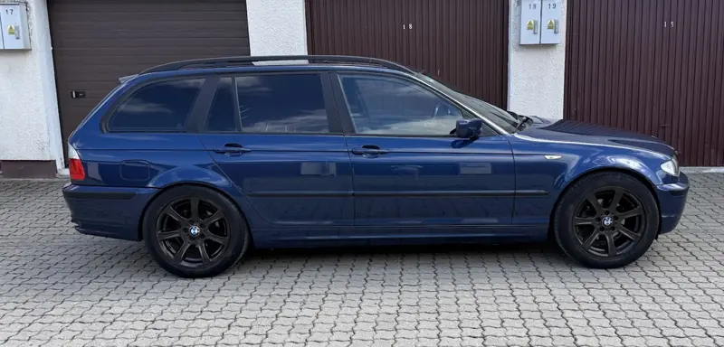 Granatowe BMW kombi — auto odkupione w Pucku, widok z boku