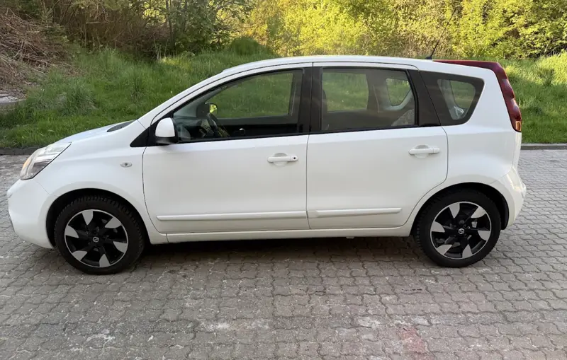 Biały Nissan — auto odkupione w Sopocie, widok z boku