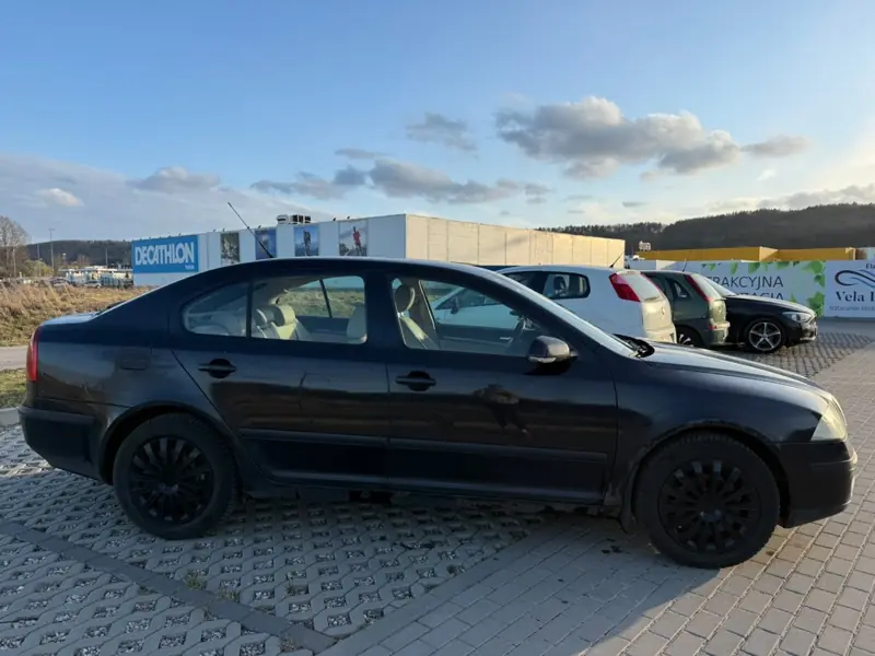 Ciemna Škoda — auto odkupione w Chwaszczynie, widok z boku