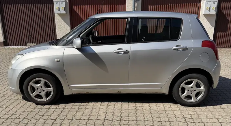Srebrne Suzuki — auto odkupione w Rumi, widok z boku